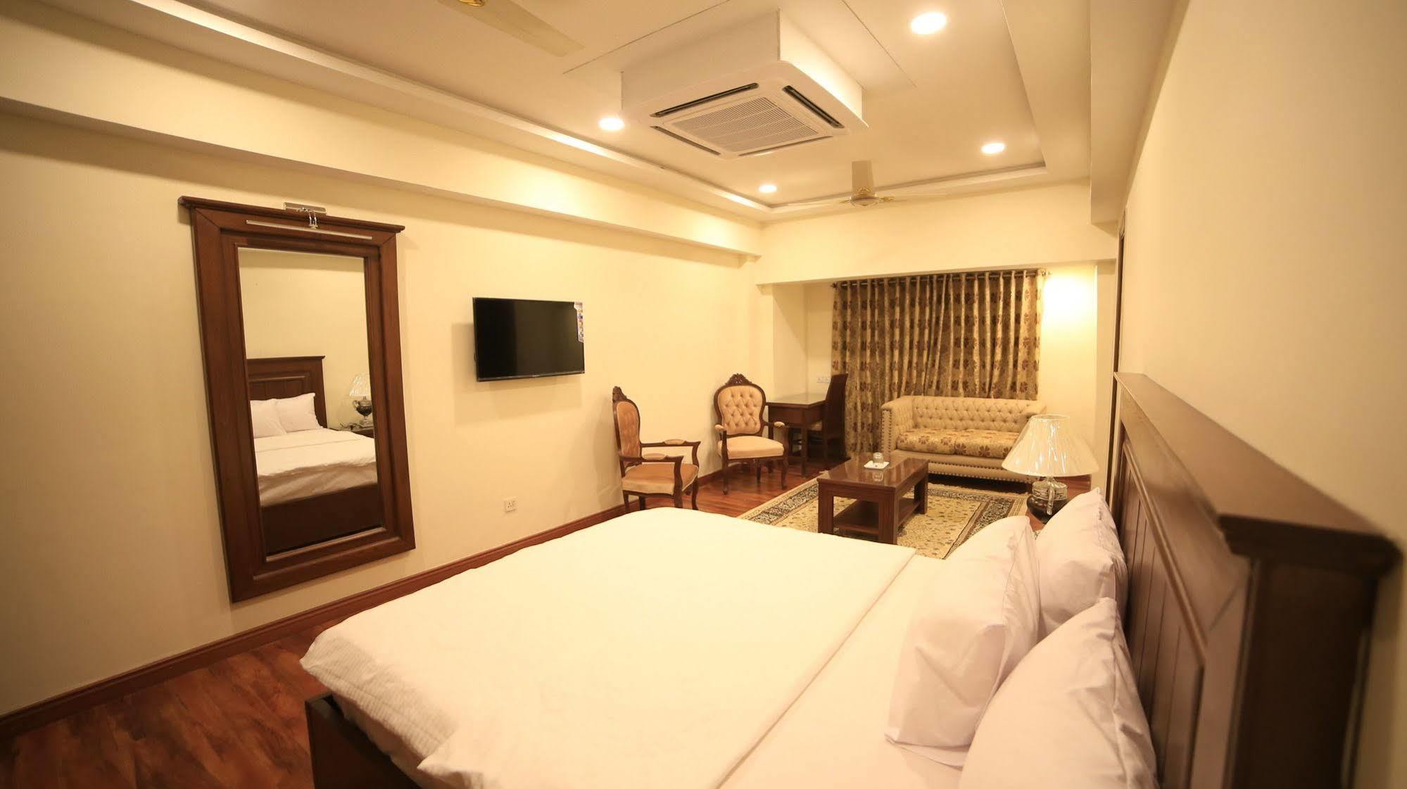 Hotel Diplomat Исламабад Экстерьер фото